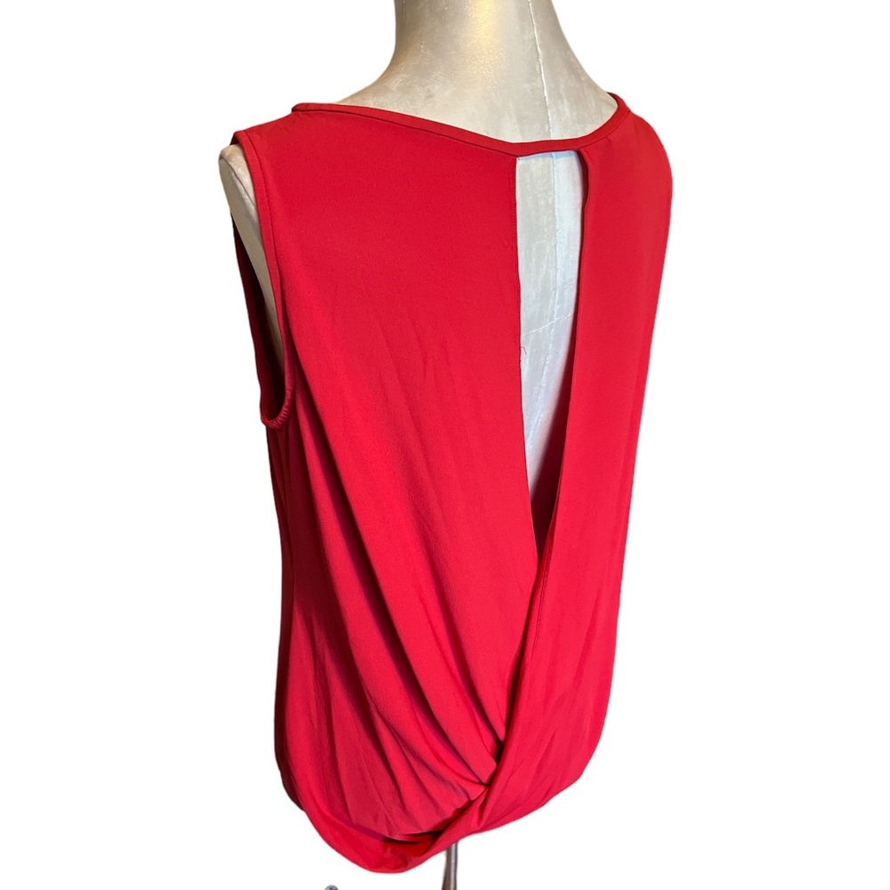 Paper White Women’s red sleeveless open back keyhole front top size Medium
